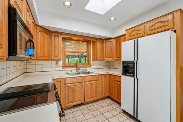 21715 Hillcrest DRIVE, Waukesha, WI 53186