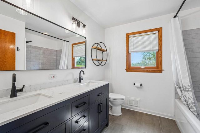 21715 Hillcrest DRIVE, Waukesha, WI 53186