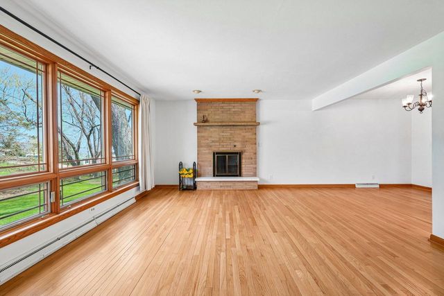 21715 Hillcrest DRIVE, Waukesha, WI 53186