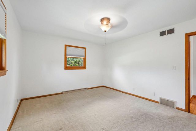 21715 Hillcrest DRIVE, Waukesha, WI 53186