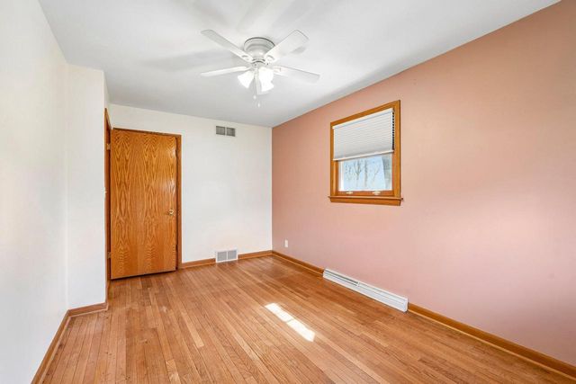 21715 Hillcrest DRIVE, Waukesha, WI 53186