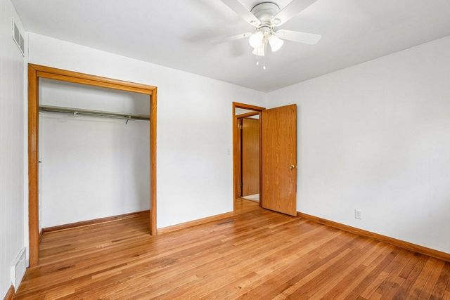 21715 Hillcrest DRIVE, Waukesha, WI 53186