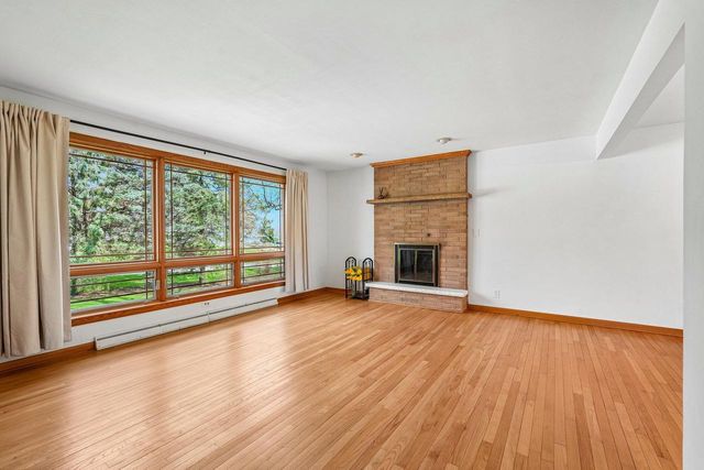 21715 Hillcrest DRIVE, Waukesha, WI 53186