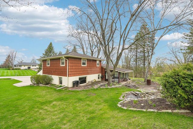 21715 Hillcrest DRIVE, Waukesha, WI 53186
