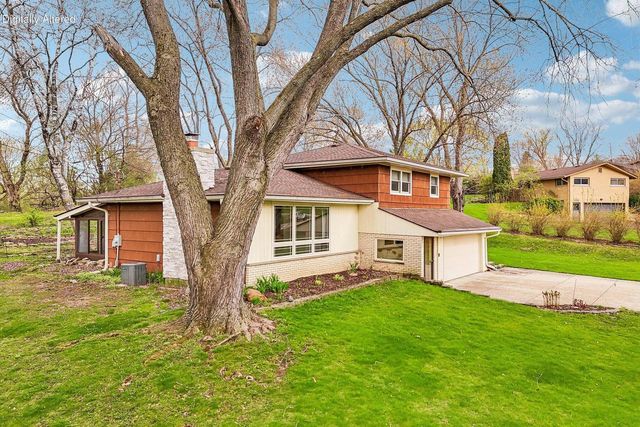 21715 Hillcrest DRIVE, Waukesha, WI 53186