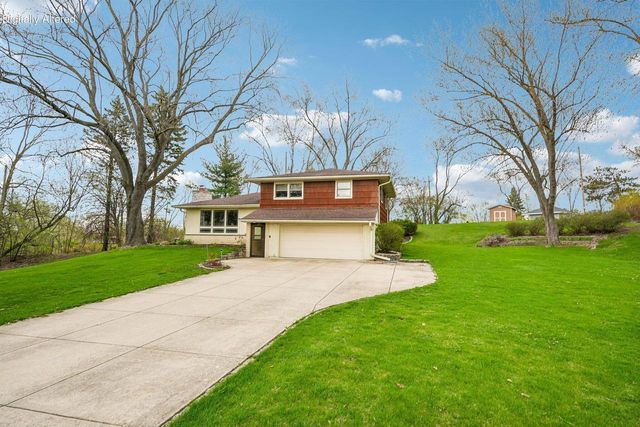 21715 Hillcrest DRIVE, Waukesha, WI 53186