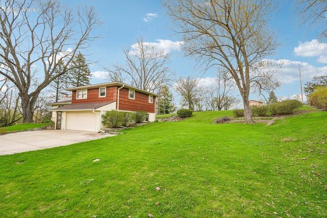 21715 Hillcrest DRIVE, Waukesha, WI 53186