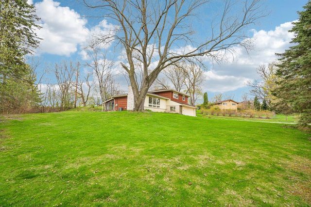 21715 Hillcrest DRIVE, Waukesha, WI 53186