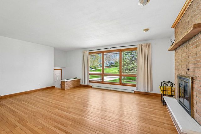 21715 Hillcrest DRIVE, Waukesha, WI 53186