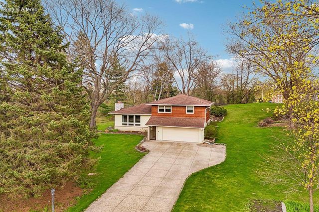 21715 Hillcrest DRIVE, Waukesha, WI 53186