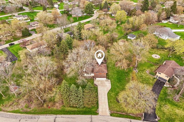 21715 Hillcrest DRIVE, Waukesha, WI 53186