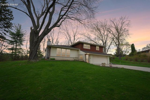 21715 Hillcrest DRIVE, Waukesha, WI 53186