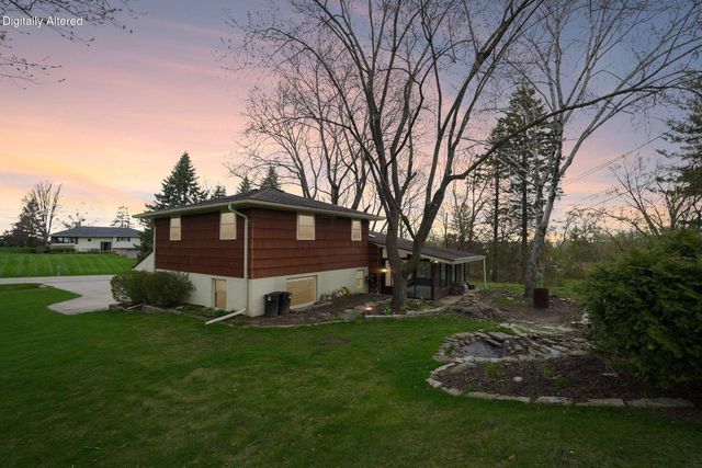 21715 Hillcrest DRIVE, Waukesha, WI 53186