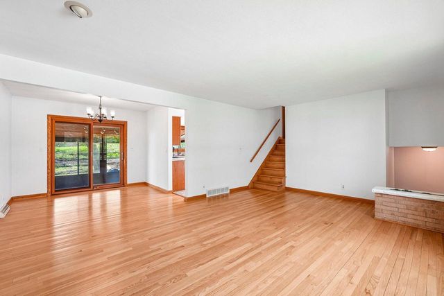 21715 Hillcrest DRIVE, Waukesha, WI 53186