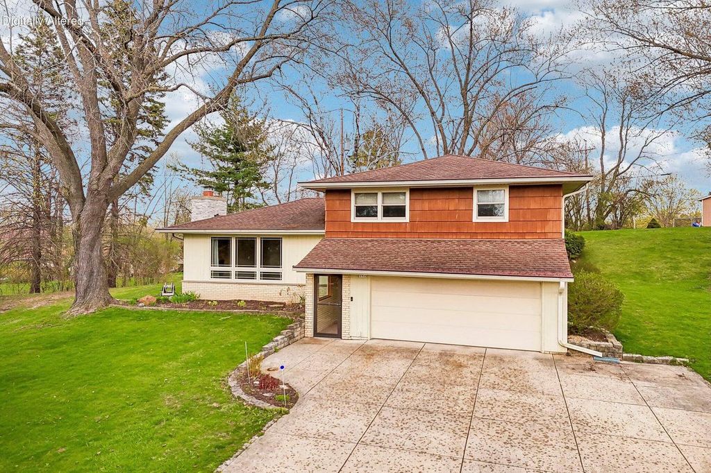 21715 Hillcrest DRIVE, Waukesha, WI 53186