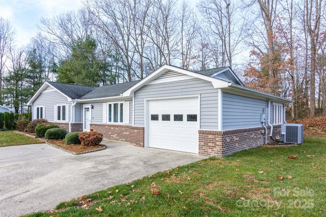 308 Dellford Court, Hendersonville, NC 28792