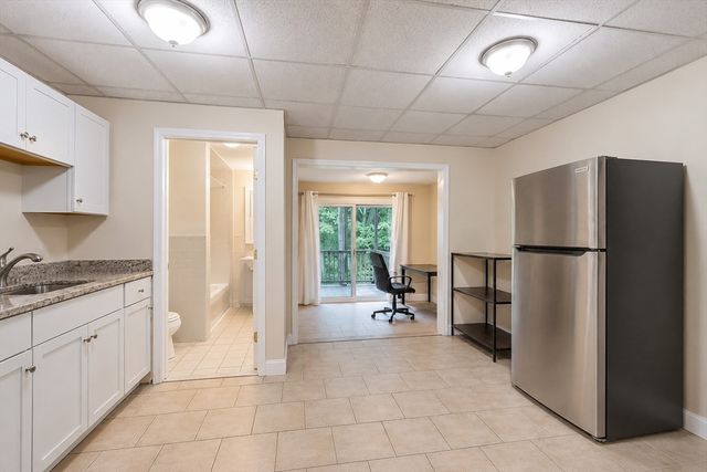 29-31 Rockrimmon Rd 1R, Worcester, MA 01602