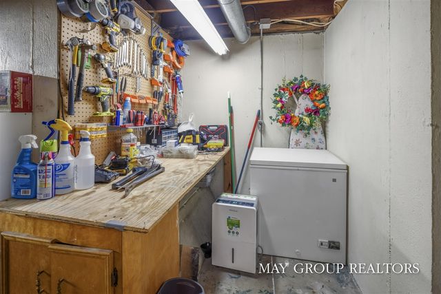 922 Lake Michigan Drive, Grand Rapids, MI 49504