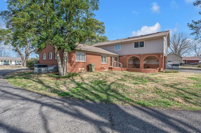 335 Robins St, Lawrenceburg, TN 38464