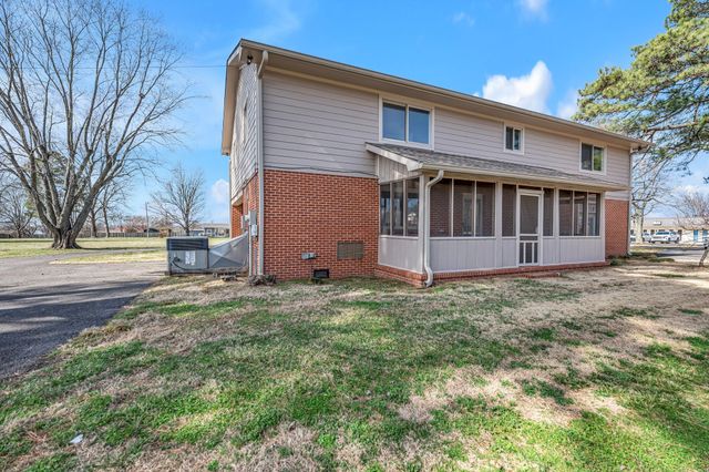 335 Robins St, Lawrenceburg, TN 38464