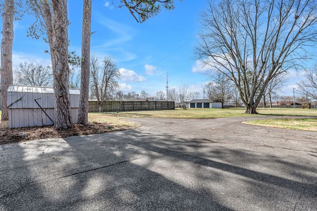 335 Robins St, Lawrenceburg, TN 38464