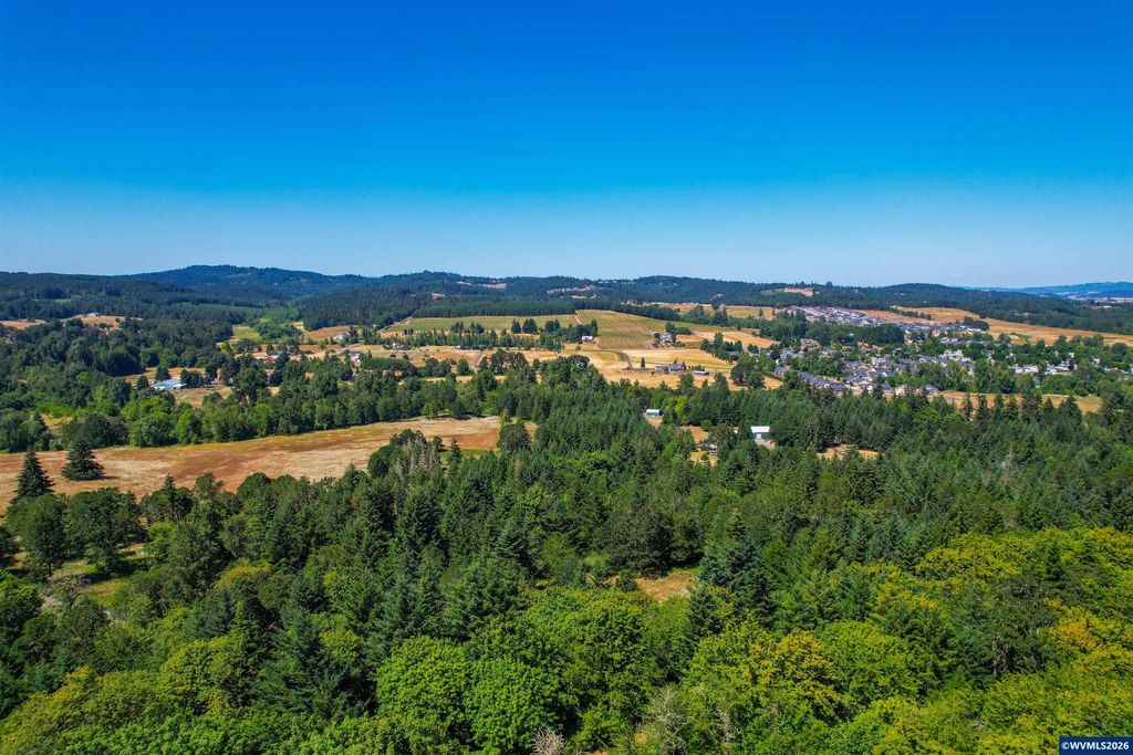 Image 10 of property listing at 1848 Cochrane Ln, Dallas, OR 97338
