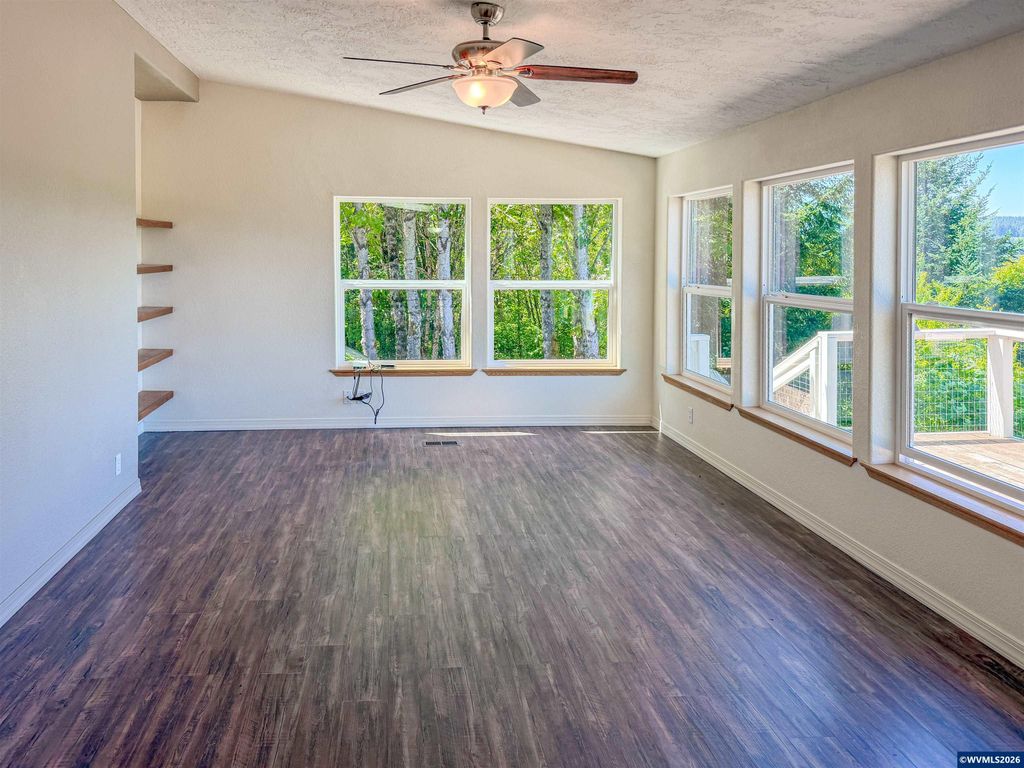 Image 13 of property listing at 1848 Cochrane Ln, Dallas, OR 97338