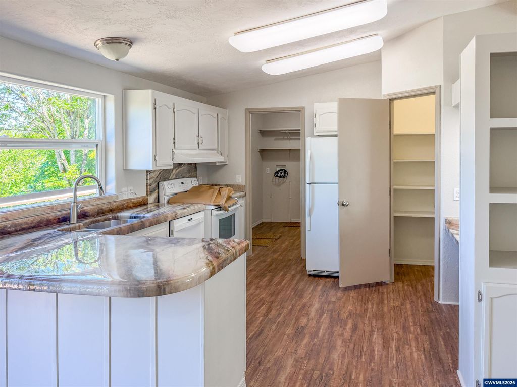 Image 14 of property listing at 1848 Cochrane Ln, Dallas, OR 97338
