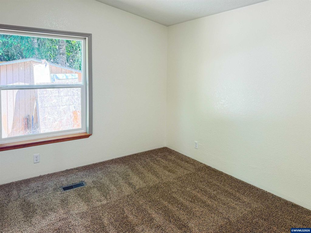 Image 16 of property listing at 1848 Cochrane Ln, Dallas, OR 97338