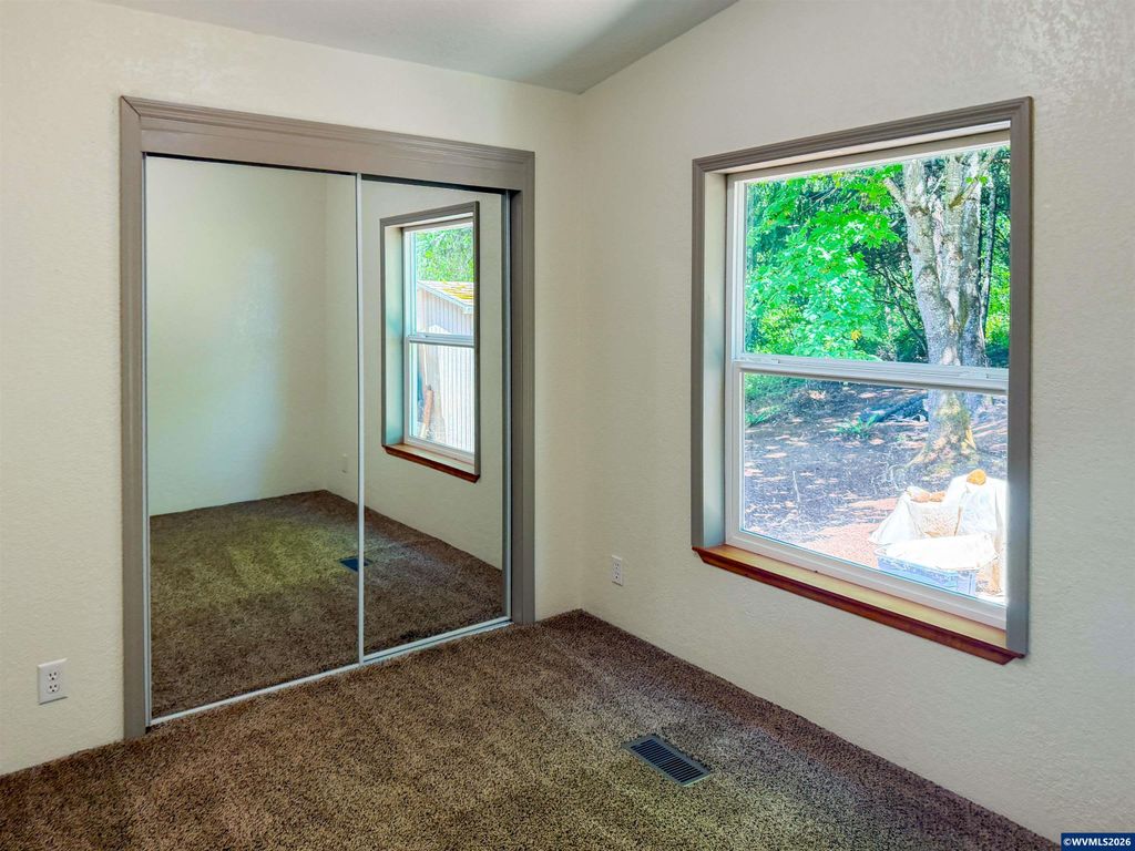 Image 17 of property listing at 1848 Cochrane Ln, Dallas, OR 97338