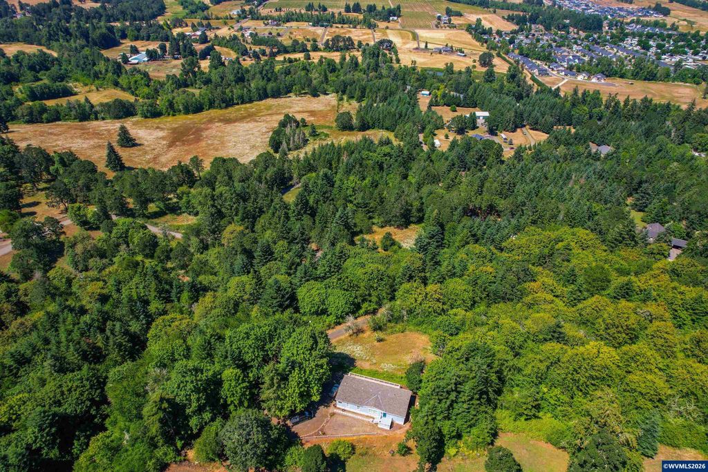 Image 18 of property listing at 1848 Cochrane Ln, Dallas, OR 97338