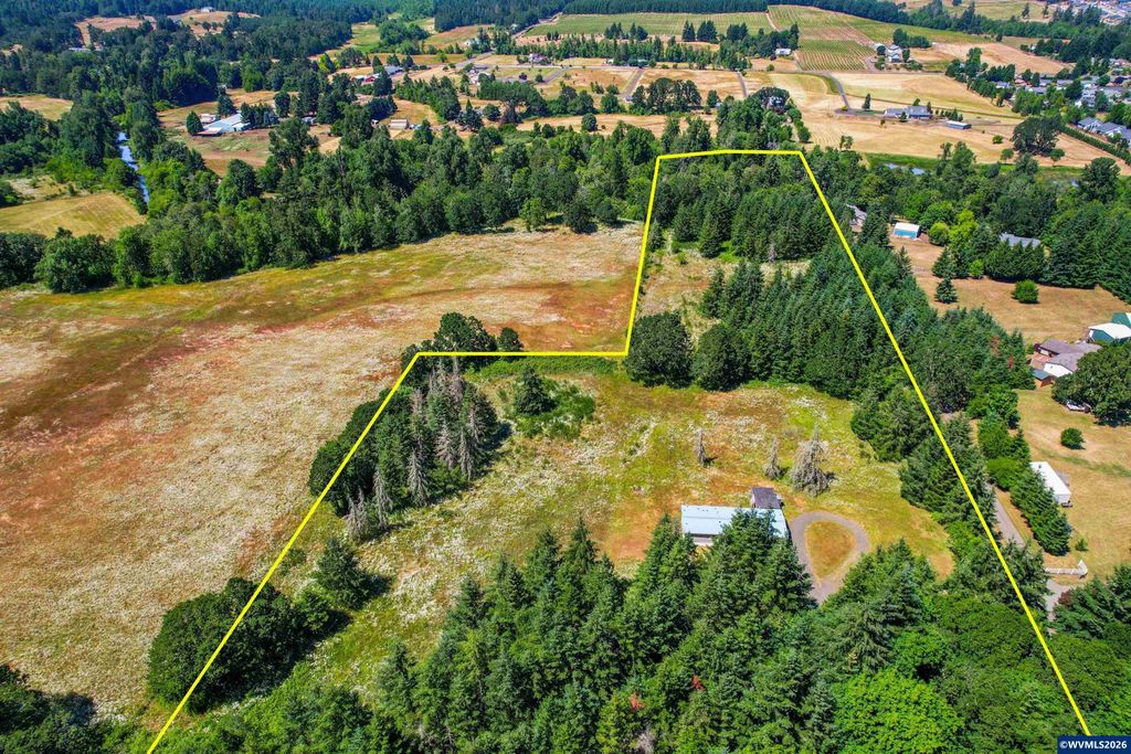 Image 4 of property listing at 1848 Cochrane Ln, Dallas, OR 97338