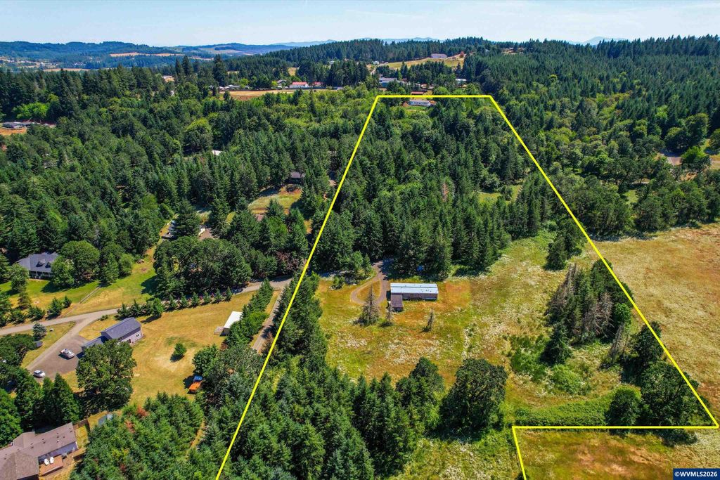Image 5 of property listing at 1848 Cochrane Ln, Dallas, OR 97338