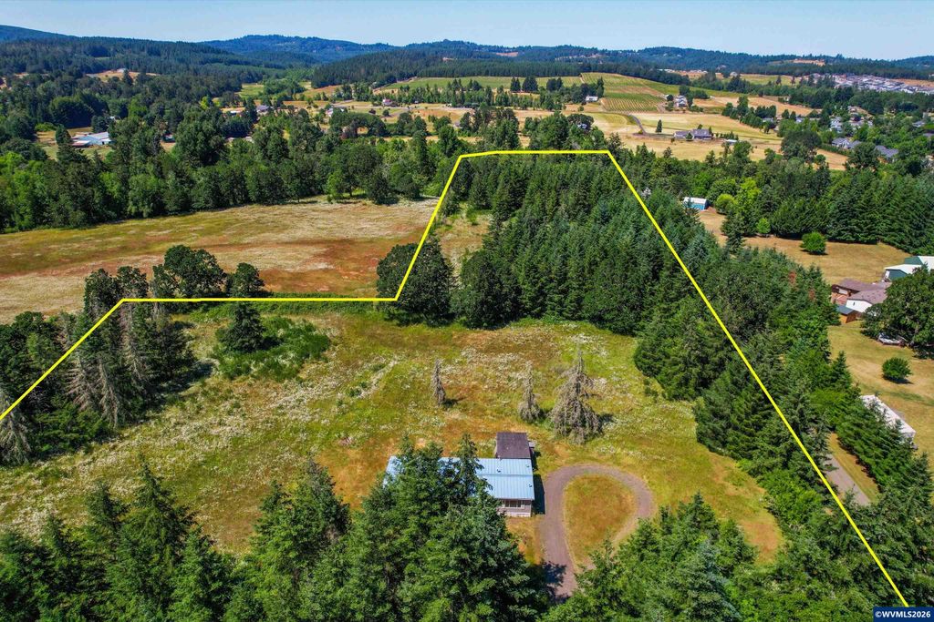 Image 6 of property listing at 1848 Cochrane Ln, Dallas, OR 97338