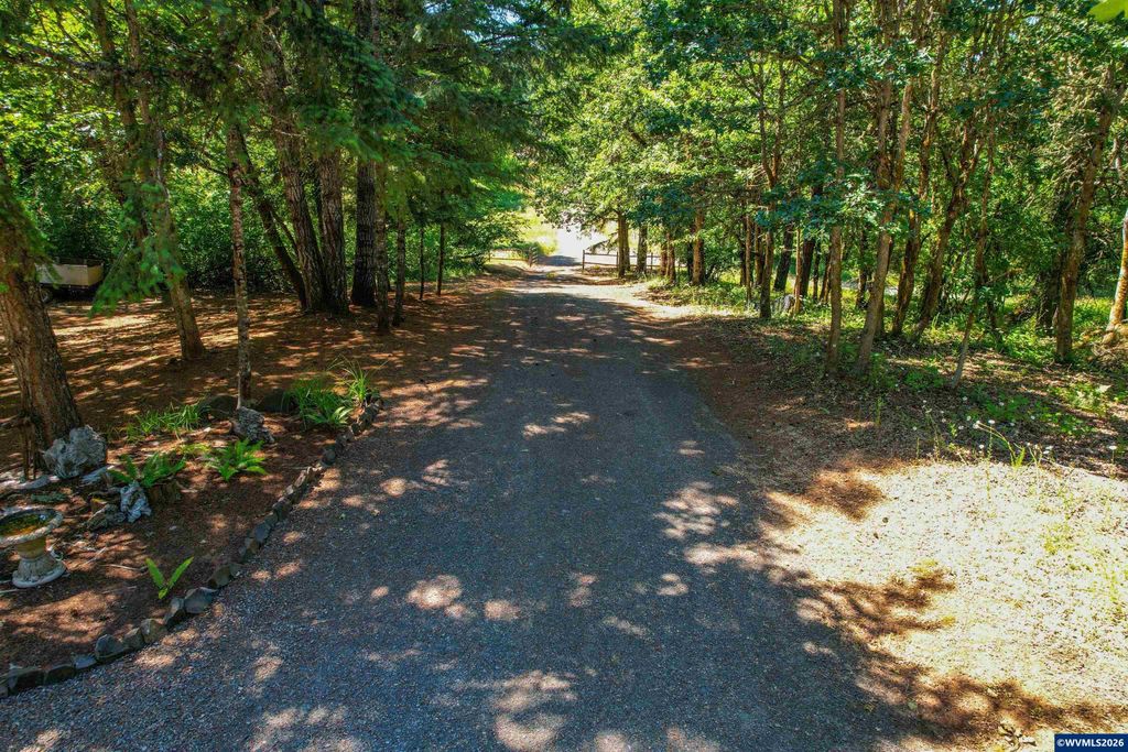 Image 8 of property listing at 1848 Cochrane Ln, Dallas, OR 97338