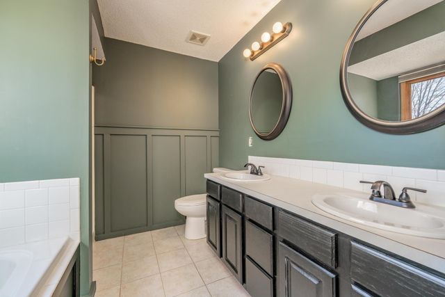 1949 N Stoney Point Ct, Wichita, KS 67212