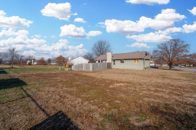 1949 N Stoney Point Ct, Wichita, KS 67212