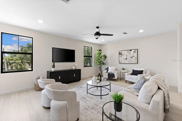 2211 16TH STREET N, St Petersburg, FL 33704