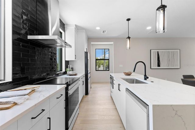 2211 16TH STREET N, St Petersburg, FL 33704