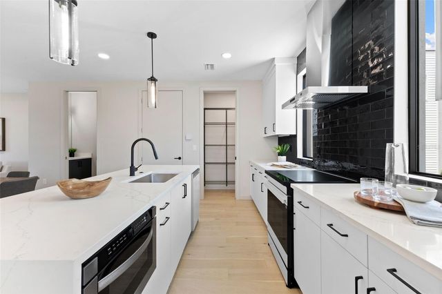 2211 16TH STREET N, St Petersburg, FL 33704