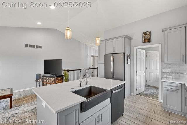 22290 Quail Run Circle 6, South Lyon, MI 48178