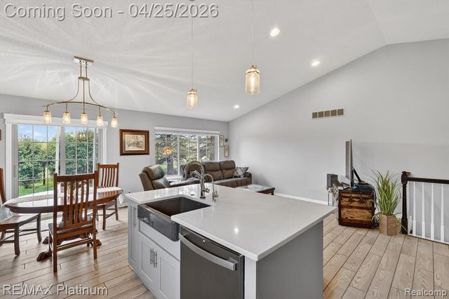 22290 Quail Run Circle 6, South Lyon, MI 48178