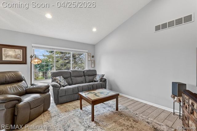 22290 Quail Run Circle 6, South Lyon, MI 48178