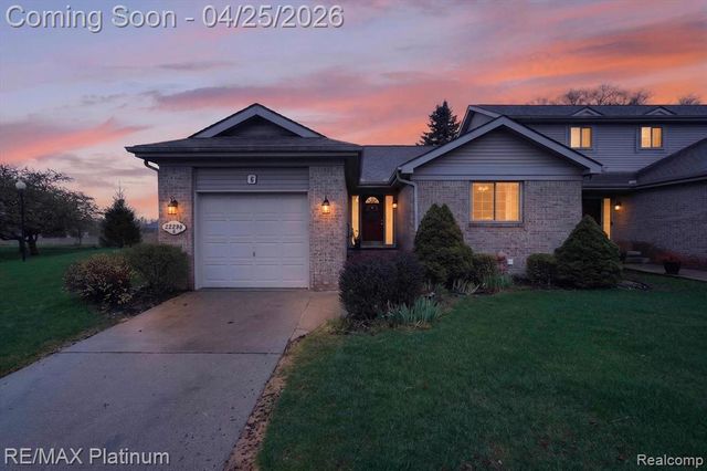 22290 Quail Run Circle 6, South Lyon, MI 48178