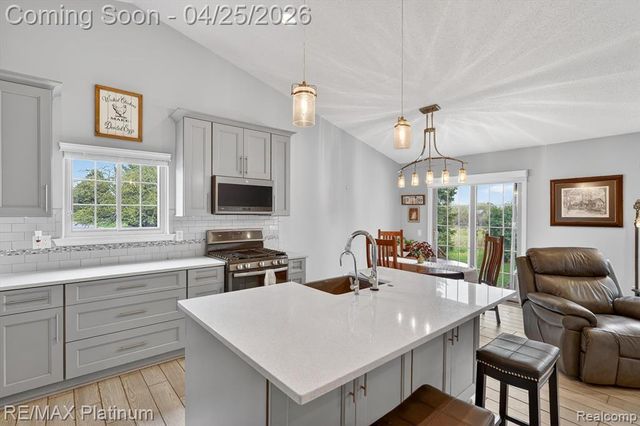 22290 Quail Run Circle 6, South Lyon, MI 48178