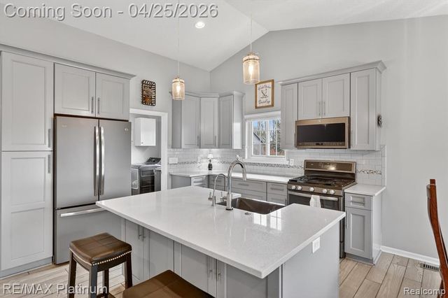 22290 Quail Run Circle 6, South Lyon, MI 48178