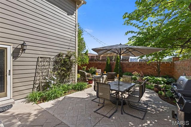 710 Willow Spring Hill Court, Town And Country, MO 63017