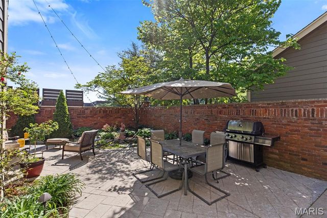 710 Willow Spring Hill Court, Town And Country, MO 63017