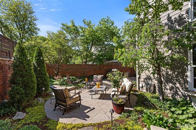 710 Willow Spring Hill Court, Town And Country, MO 63017