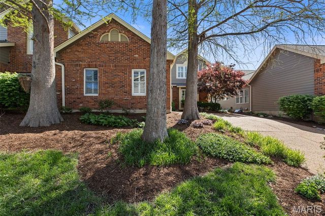 710 Willow Spring Hill Court, Town And Country, MO 63017
